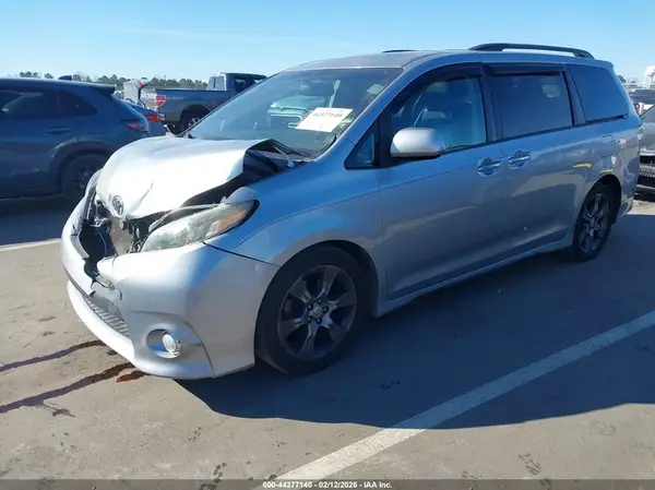 5TDXK3DC5GS739869 2016 TOYOTA SIENNA - Image 2