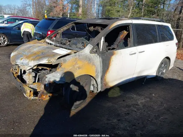 5TDXK3DC5GS751259 2016 TOYOTA SIENNA - Image 2