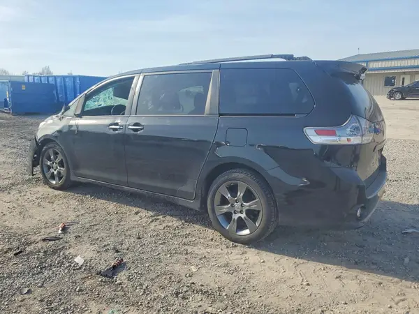 5TDXK3DC5GS755702 2016 TOYOTA SIENNA - Image 2