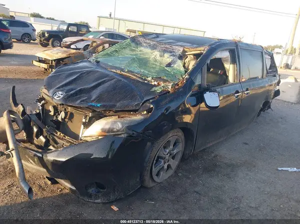 5TDXK3DC5GS765789 2016 TOYOTA SIENNA - Image 2