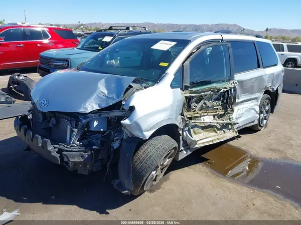 5TDXK3DC6GS695140 2016 TOYOTA SIENNA - Image 2