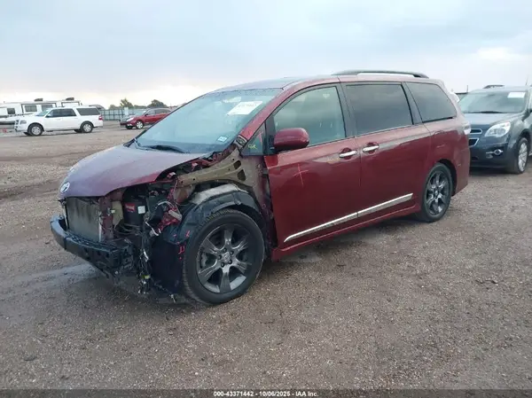 5TDXK3DC6GS721378 2016 TOYOTA SIENNA - Image 2