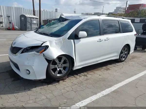 5TDXK3DC6GS725219 2016 TOYOTA SIENNA - Image 2