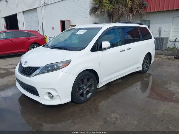 5TDXK3DC6GS731229 2016 TOYOTA SIENNA - Image 2