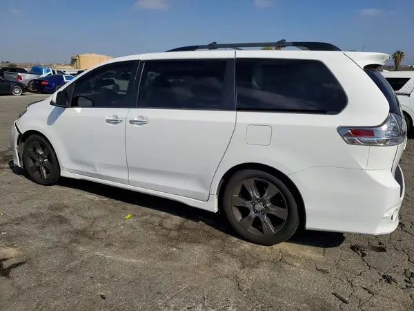 5TDXK3DC6GS732946 2016 TOYOTA SIENNA - Image 2