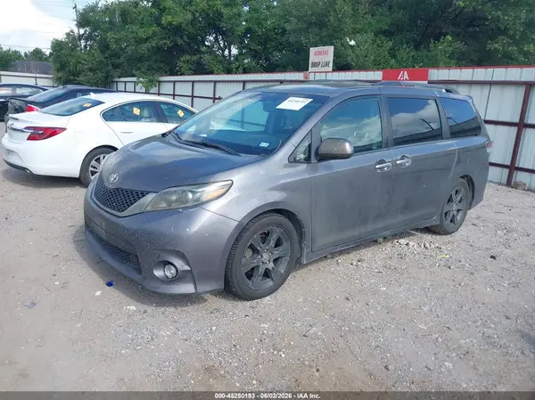 5TDXK3DC6GS733689 2016 TOYOTA SIENNA - Image 2