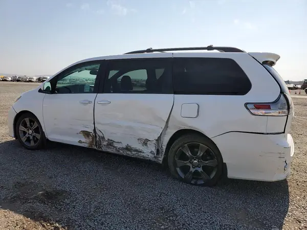 5TDXK3DC6GS741324 2016 TOYOTA SIENNA - Image 2