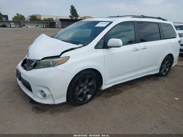 5TDXK3DC6GS746412 2016 TOYOTA SIENNA - Image 2