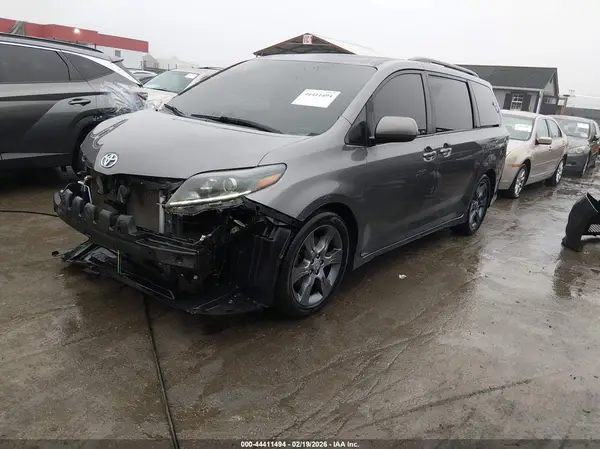5TDXK3DC7GS691775 2016 TOYOTA SIENNA - Image 2