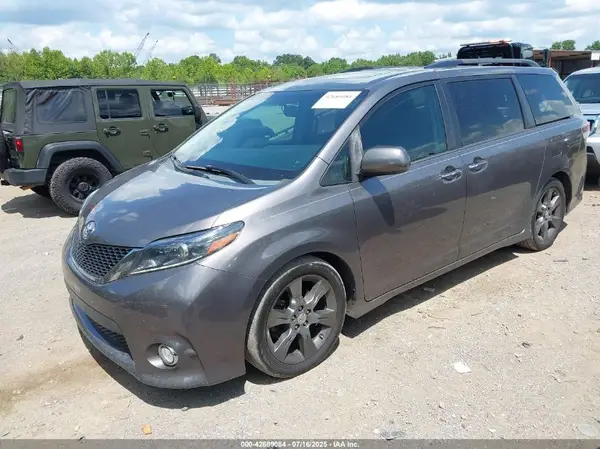 5TDXK3DC7GS696605 2016 TOYOTA SIENNA - Image 2