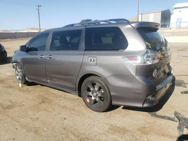 5TDXK3DC7GS696720 2016 TOYOTA SIENNA - Image 2