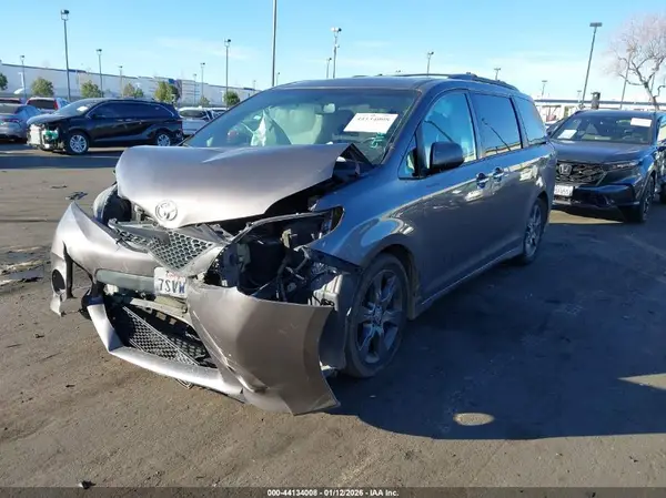 5TDXK3DC7GS717534 2016 TOYOTA SIENNA - Image 2