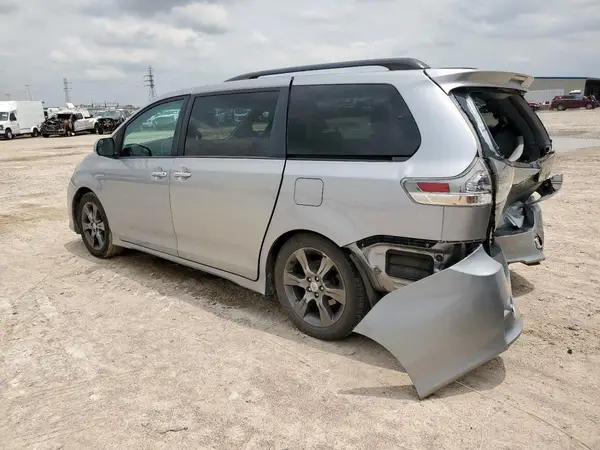 5TDXK3DC7GS741462 2016 TOYOTA SIENNA - Image 2