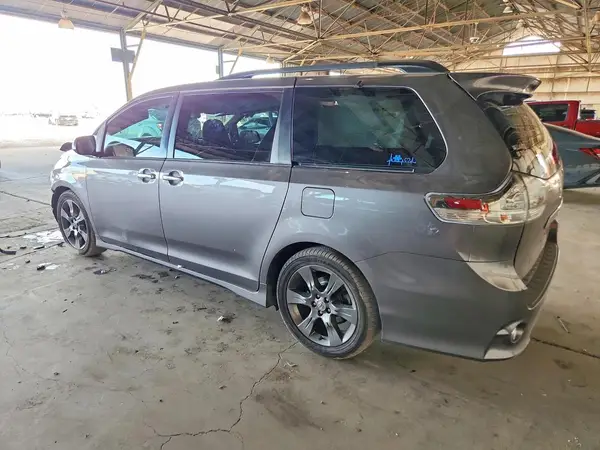 5TDXK3DC7GS743079 2016 TOYOTA SIENNA - Image 2