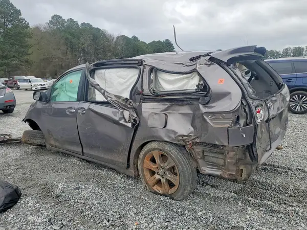 5TDXK3DC7GS756138 2016 TOYOTA SIENNA - Image 2