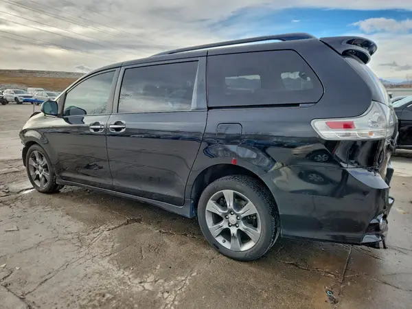 5TDXK3DC8GS699495 2016 TOYOTA SIENNA - Image 2