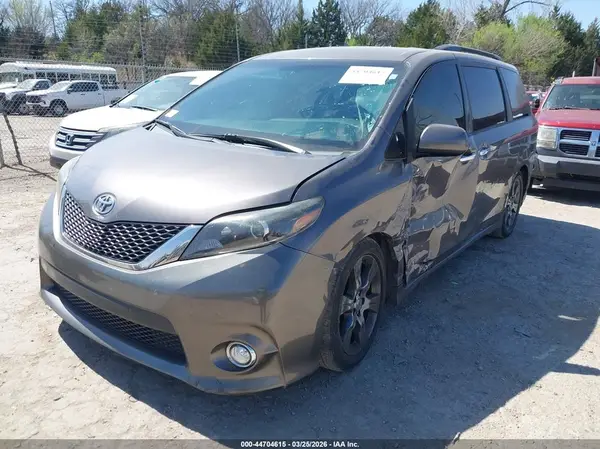 5TDXK3DC8GS700869 2016 TOYOTA SIENNA - Image 2
