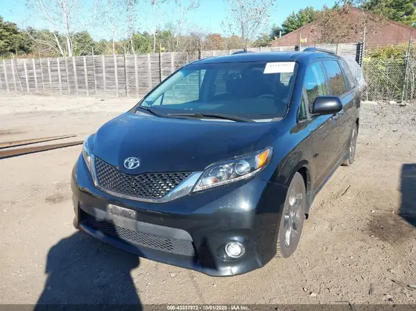 5TDXK3DC8GS705683 2016 TOYOTA SIENNA - Image 2