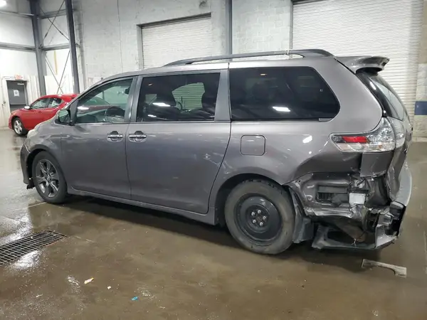 5TDXK3DC8GS707465 2016 TOYOTA SIENNA - Image 2