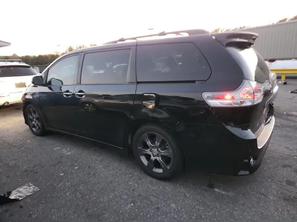 5TDXK3DC8GS713847 2016 TOYOTA SIENNA - Image 2