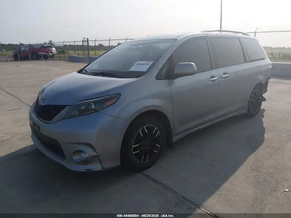 5TDXK3DC8GS714349 2016 TOYOTA SIENNA - Image 2