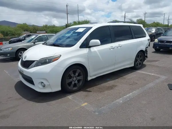 5TDXK3DC8GS720538 2016 TOYOTA SIENNA - Image 2