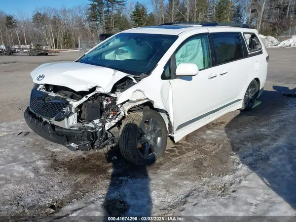 5TDXK3DC8GS744659 2016 TOYOTA SIENNA - Image 2