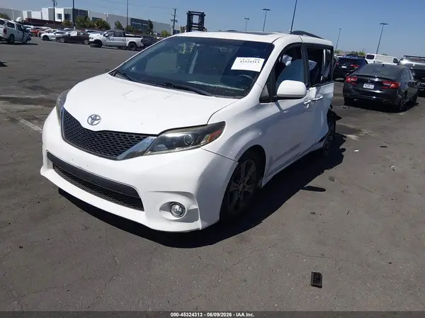 5TDXK3DC8GS745536 2016 TOYOTA SIENNA - Image 2