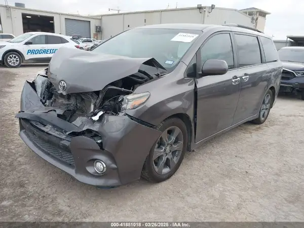 5TDXK3DC8GS745956 2016 TOYOTA SIENNA - Image 2