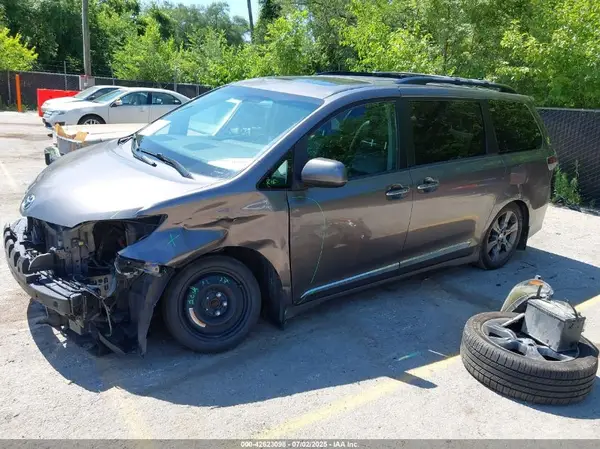 5TDXK3DC8GS755869 2016 TOYOTA SIENNA - Image 2