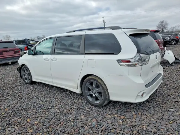 5TDXK3DC9GS701450 2016 TOYOTA SIENNA - Image 2