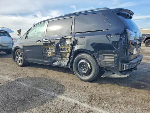 5TDXK3DC9GS707569 2016 TOYOTA SIENNA - Image 2