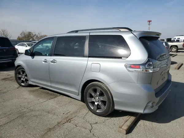 5TDXK3DC9GS719771 2016 TOYOTA SIENNA - Image 2
