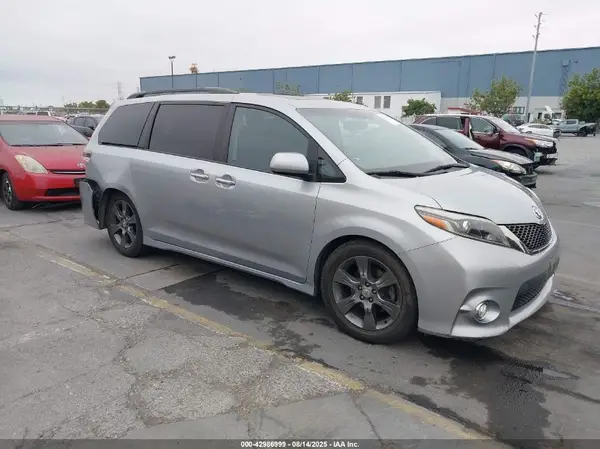 5TDXK3DC9GS726722 2016 TOYOTA SIENNA - Image 1