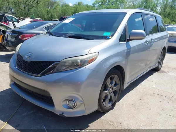 5TDXK3DC9GS749935 2016 TOYOTA SIENNA - Image 2