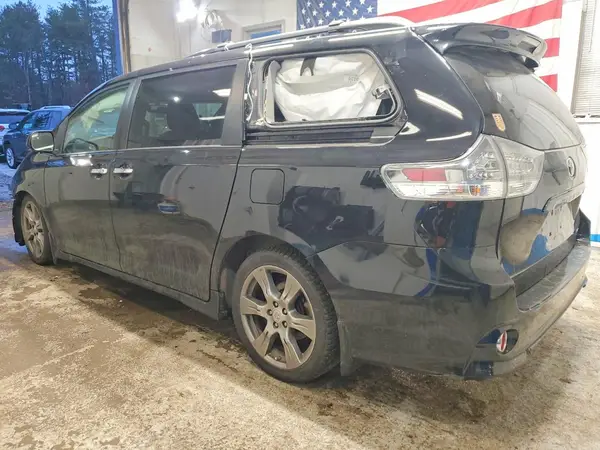 5TDXK3DC9GS760739 2016 TOYOTA SIENNA - Image 2