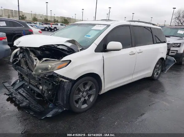 5TDXK3DC9GS765651 2016 TOYOTA SIENNA - Image 2