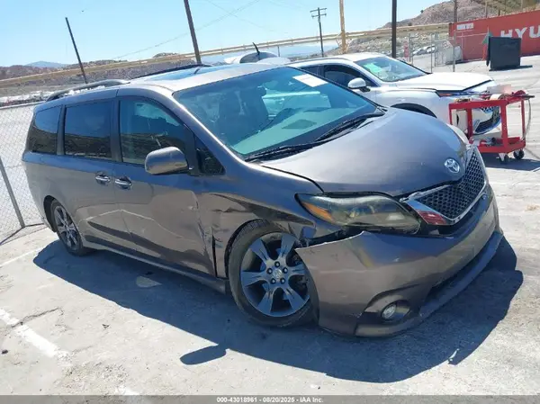 5TDXK3DCXGS697988 2016 TOYOTA SIENNA - Image 1