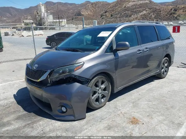 5TDXK3DCXGS697988 2016 TOYOTA SIENNA - Image 2