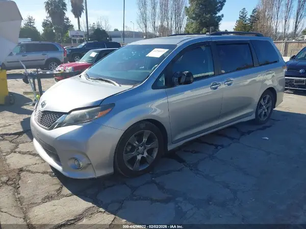 5TDXK3DCXGS720945 2016 TOYOTA SIENNA - Image 2