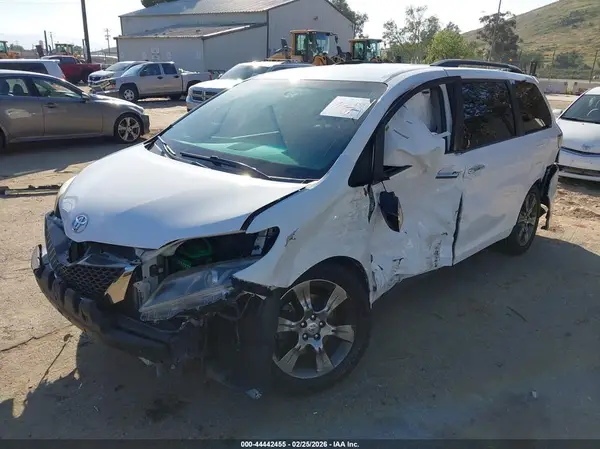 5TDXK3DCXGS736336 2016 TOYOTA SIENNA - Image 2