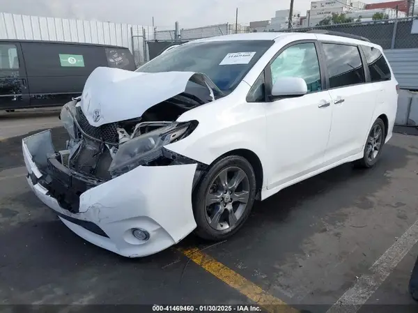 5TDXK3DCXGS738037 2016 TOYOTA SIENNA - Image 2