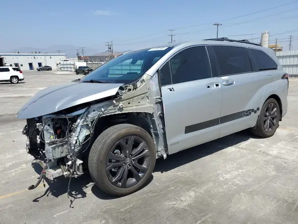 5TDXRKEC1MS039105 2021 TOYOTA SIENNA - Image 1