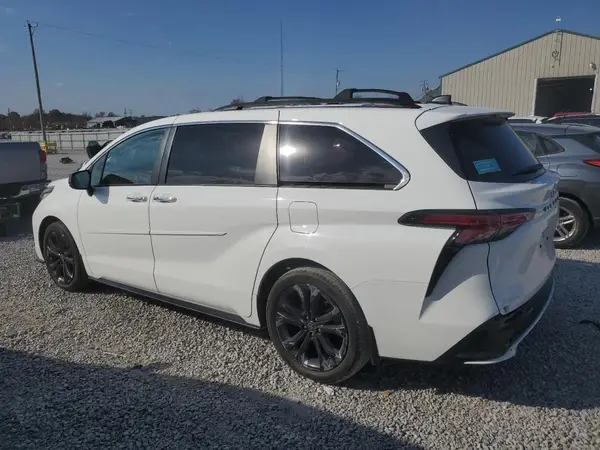 5TDXRKEC8NS093678 2022 TOYOTA SIENNA - Image 2