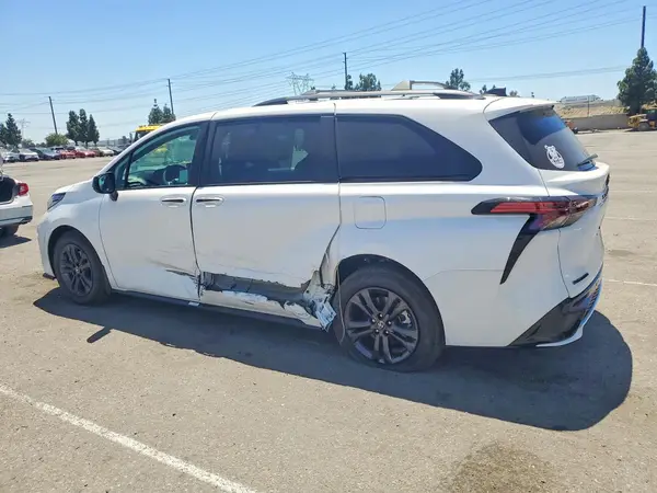 5TDXSKFC1TS228645 2026 TOYOTA SIENNA - Image 2