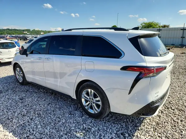 5TDXSKFC2NS070206 2022 TOYOTA SIENNA - Image 2