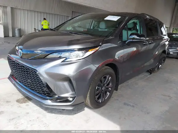 5TDXSKFC4SS206251 2025 TOYOTA SIENNA - Image 2