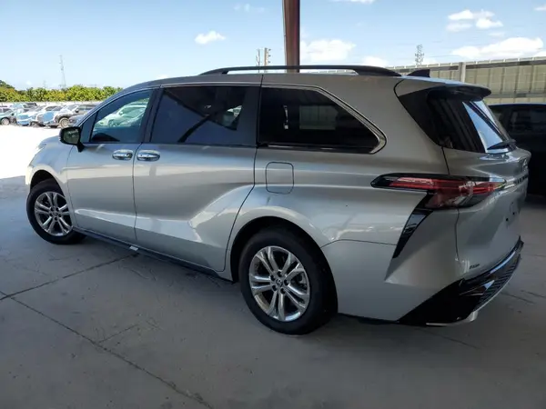 5TDXSKFCXNS067134 2022 TOYOTA SIENNA - Image 2