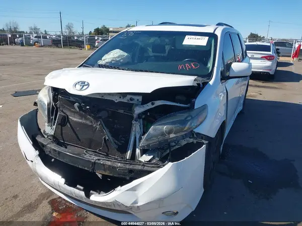 5TDXZ3DC0HS774316 2017 TOYOTA SIENNA - Image 2