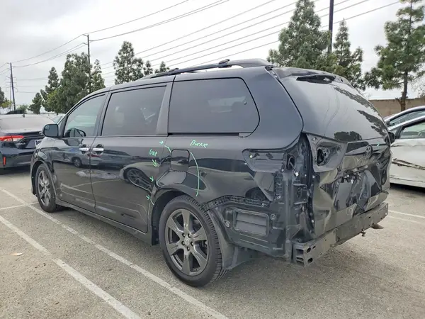 5TDXZ3DC0HS782240 2017 TOYOTA SIENNA - Image 2